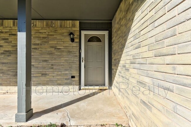 Building Photo - 606 Oak Creek Dr