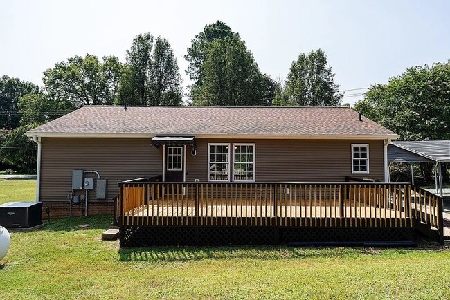 Building Photo - Build Wealth While Leasing this Rural Gem!