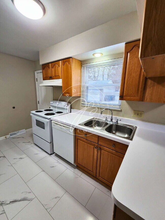 Building Photo - Sylvania Schools! Spacious 2-story, 3-bedroom, 2-bath home offering over 1,200 sq. ft. of living ...