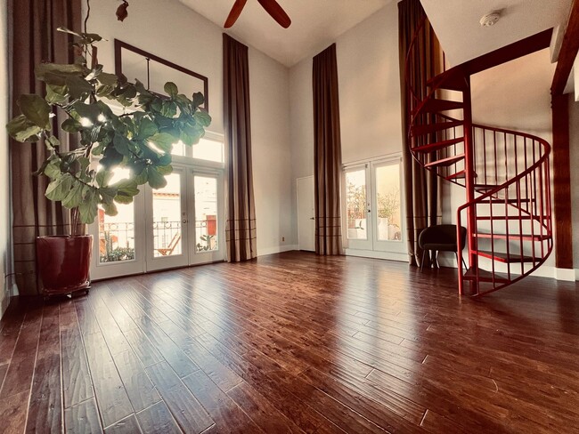 Building Photo - Renovated Uptown District Top Floor Condo in the Hillcrest