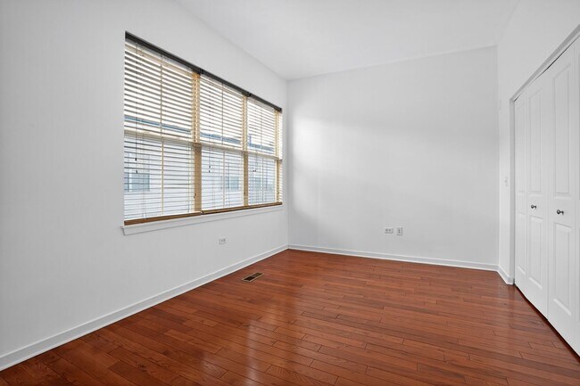 Building Photo - Charming 2BR Townhome in Chicago