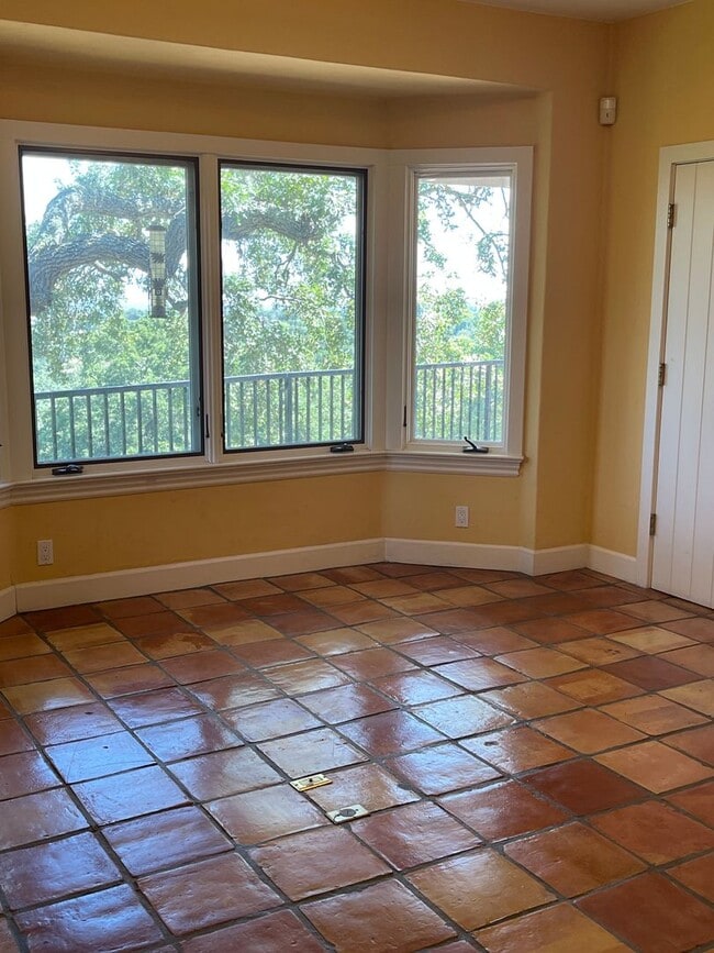 Building Photo - Spacious hilltop home, cul de sac location, fabulous views, Excellent Palo Alto Schools!
