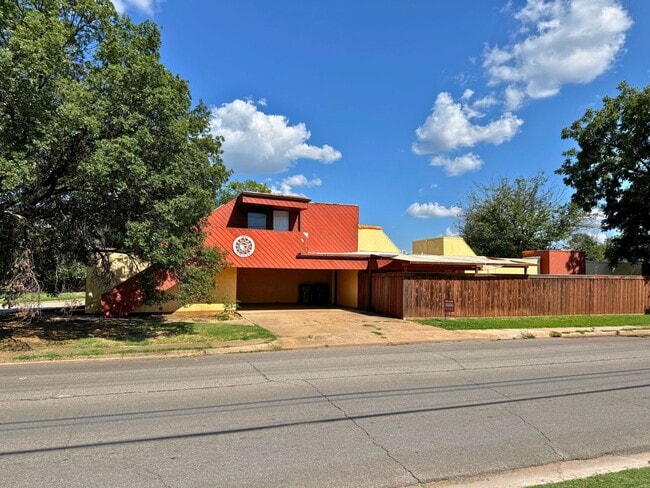 Primary Photo - 2001 Santa Fe St