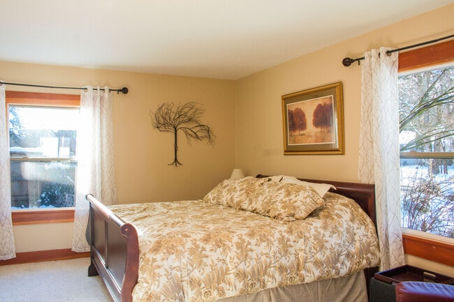 Building Photo - Zara's Cottage: Fully Furnished,  blocks t...