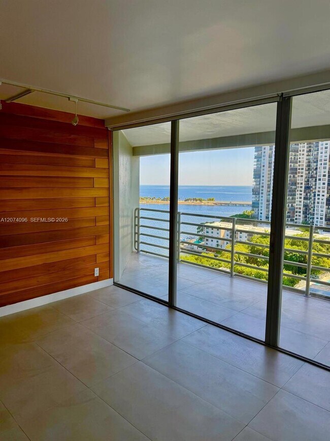 Building Photo - 2025 Brickell Ave