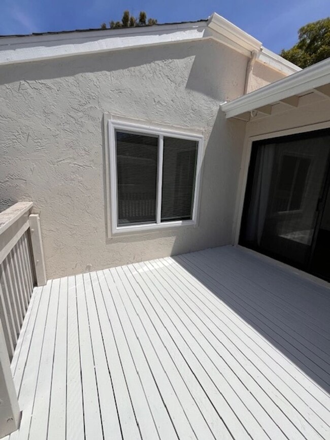 Building Photo - 3 bed 1.5 bath 2 story condo in Park Place...