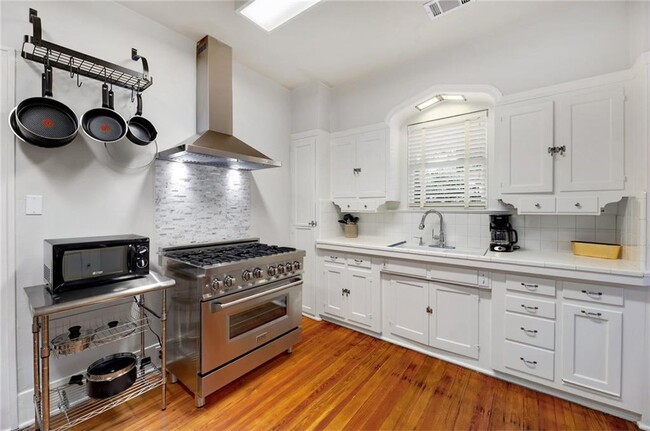 Building Photo - 1604 S Main St