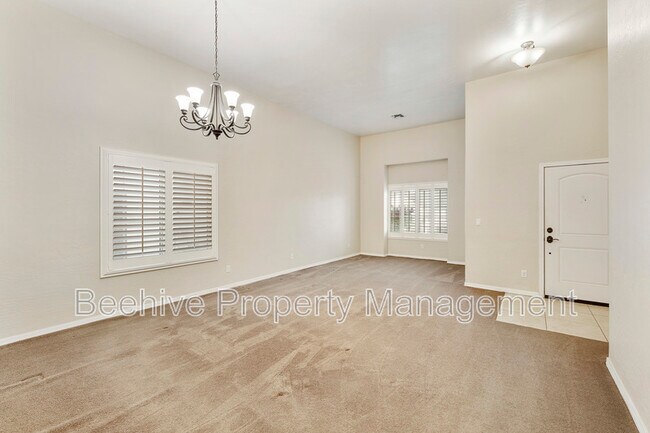 Building Photo - 1861 N Oracle Cir