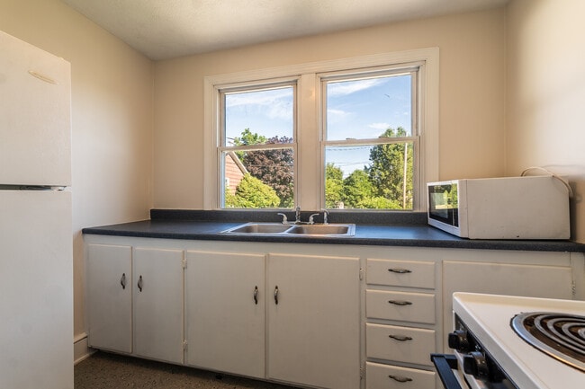 Building Photo - 610.5 Russell St