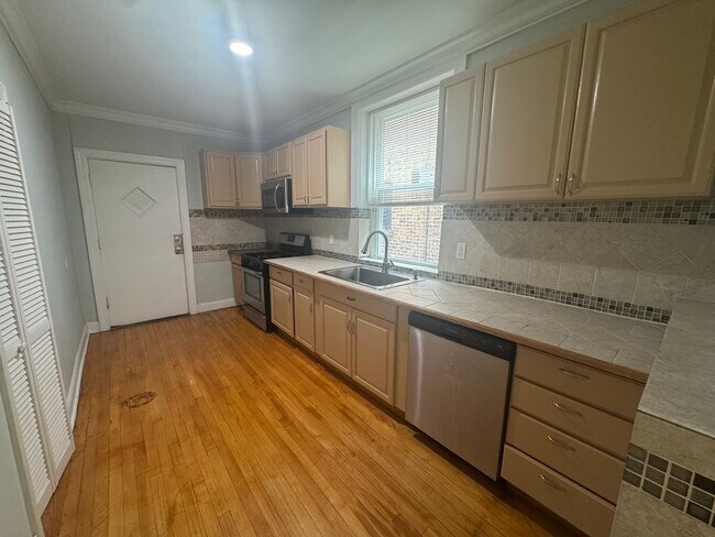 Building Photo - 5405 N Sawyer Ave