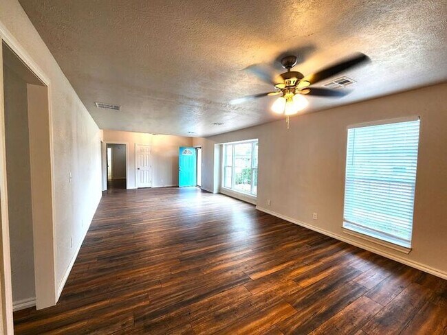 Building Photo - 4 Bed 2.5 Bath 2 Car Garage in Camelot Addition NW OKC