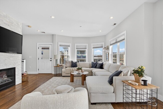 Building Photo - 15 W Bellflower St