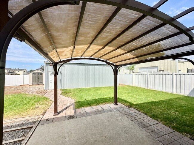 Building Photo - Newly Renovated Expansive Multi story 4 be...