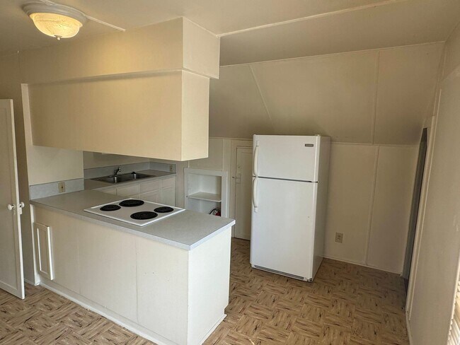 Building Photo - 2 Bedroom in Triplex Near Downtown and Campus