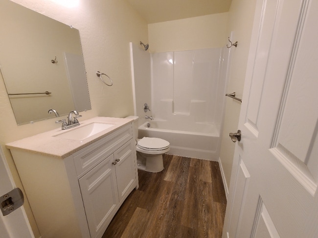 Building Photo - 310 SE L St