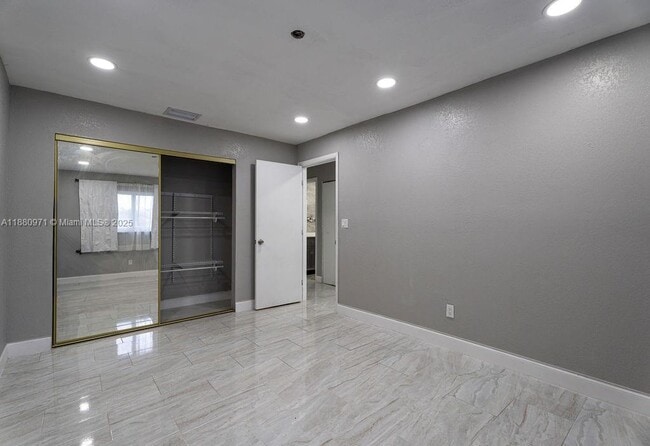 Building Photo - 5551 SW 37th St