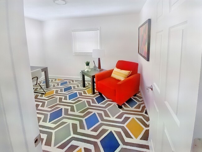 Building Photo - "Experience Urban Living at its Finest at The Flats at 2200!/"¡Experimenta la Vida Urbana en su M...