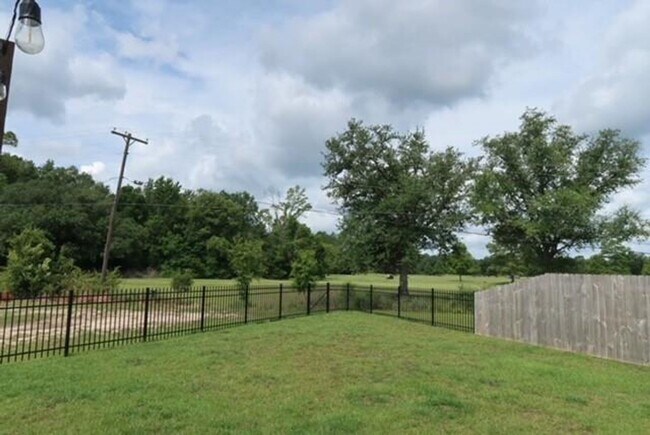 Building Photo - Golf Course and Pond Views