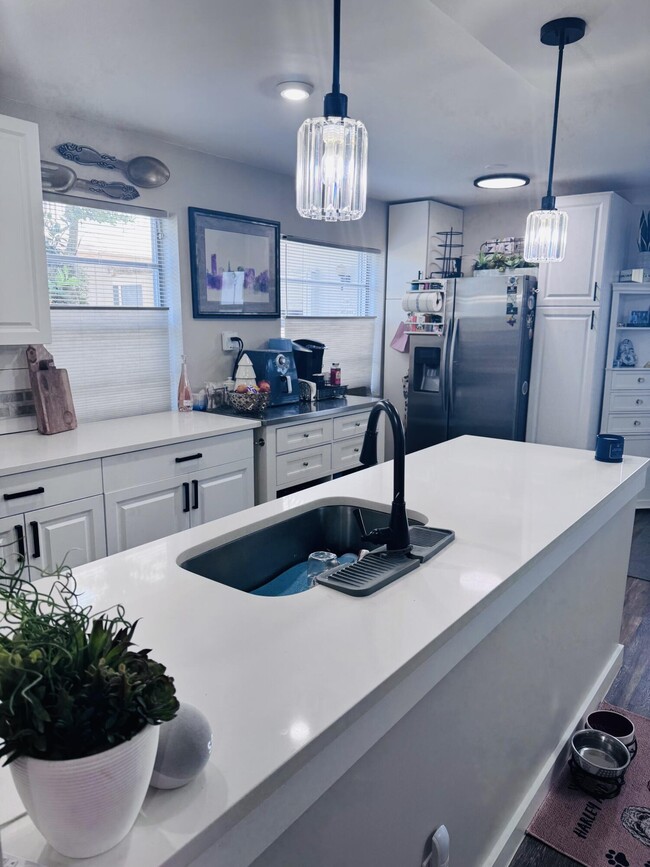 Building Photo - 390 Saxony Way