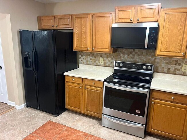 Building Photo - 8114 Woodlake Dr