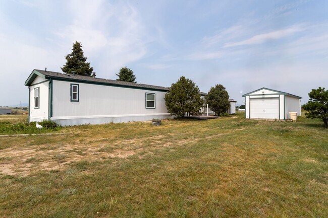 Building Photo - MOVE IN SPECIAL!! Charming Home on a Spaci...