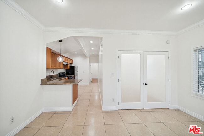 Building Photo - 6680 De Longpre Ave