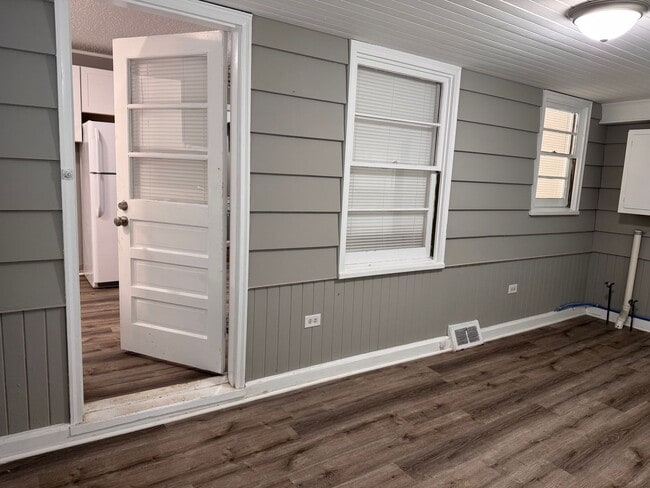 Building Photo - 3 bedroom 1 bath home, located in the Greystone area!