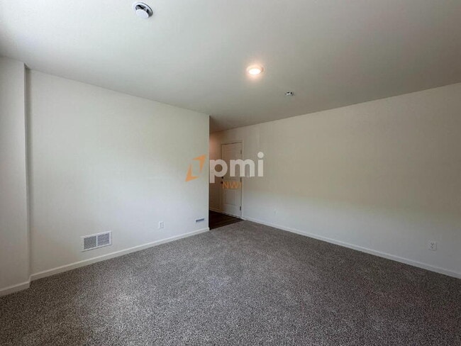 Building Photo - 8750 Clover Ln