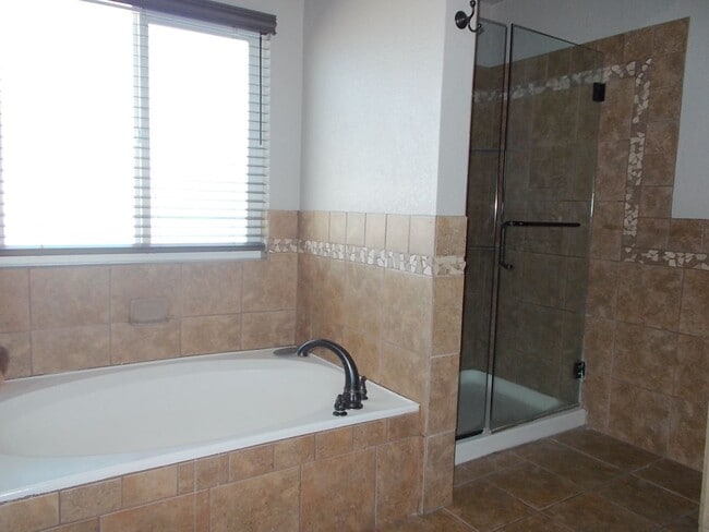 Building Photo - Spacious 4-Bed Home in Quiet Las Vegas Cul-de-Sac with Private Backyard