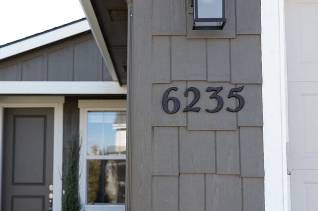 Building Photo - 6235 W Fireline St