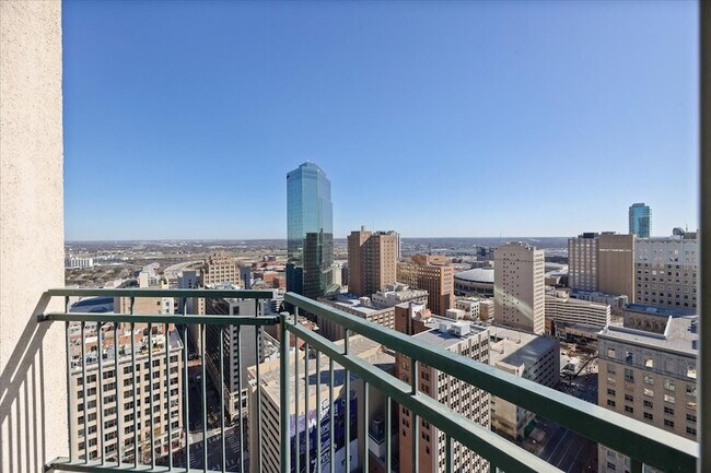 Building Photo - 500 Throckmorton St