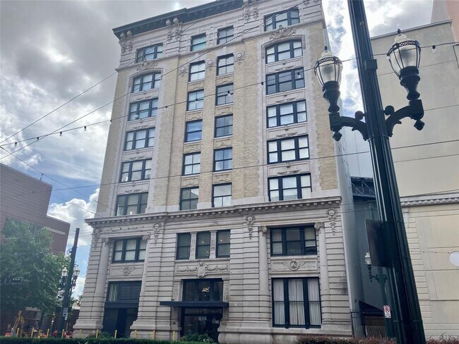 Building Photo - 201 Main St