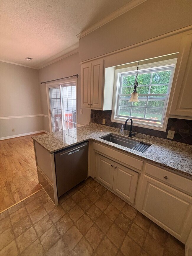 Building Photo - Beautifully Maintained Townhome In The Heart Of Town!