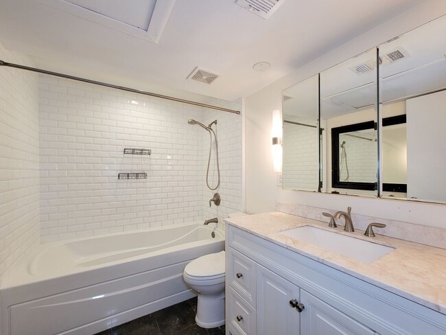 Building Photo - Stylish Townhouse in Prime Location – Walk...