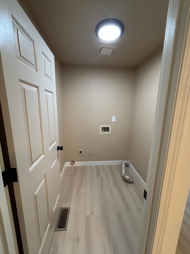 Building Photo - Freshly Updated Troutdale Gem with Enterta...