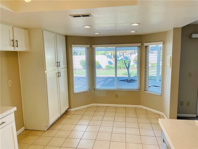 Building Photo - 25472 Day Lily Dr