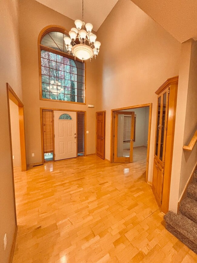 Building Photo - Huge 5 bed home located in Maple Grove!