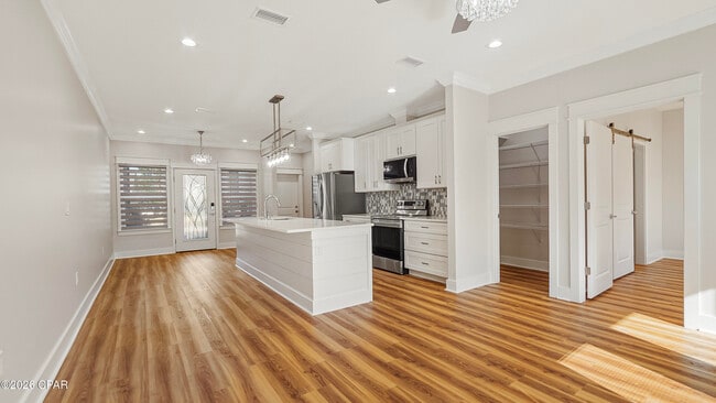 Building Photo - 1719 Country Club Dr