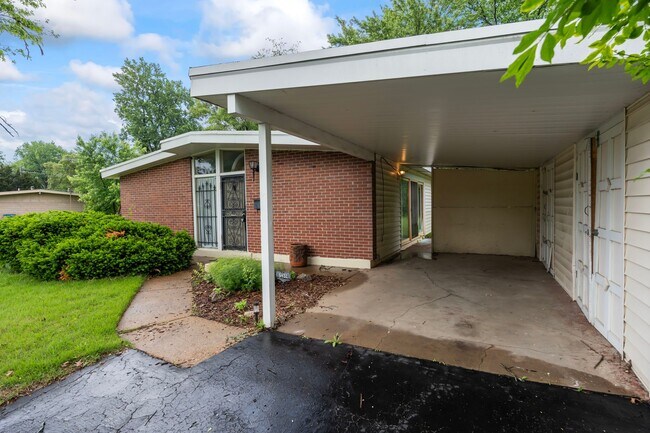 Building Photo - 6452 Evergreen Blvd