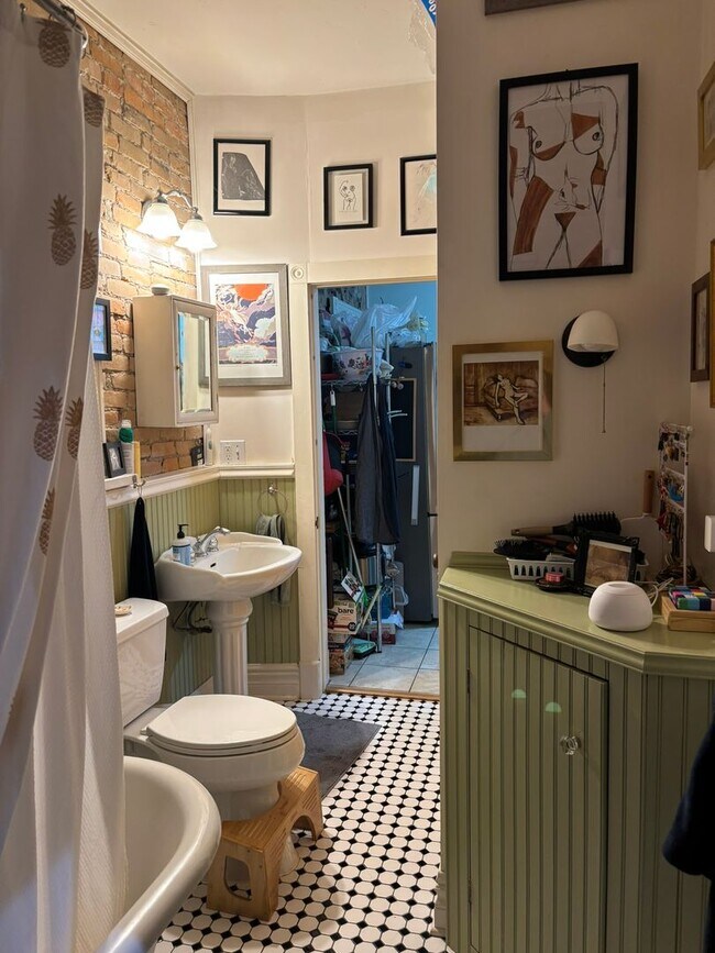 Building Photo - 421 W Lamme St