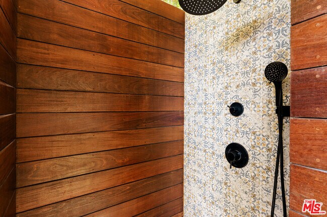 Building Photo - 3807 Vía Dolce