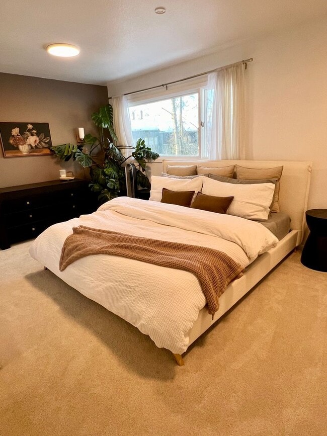 Building Photo - Available in July! Pet Friendly Fully Furn...