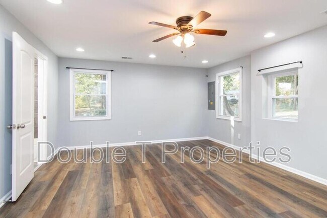 Building Photo - 3405 Pebble Dr