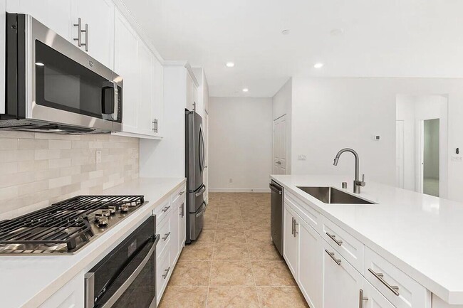 Building Photo - 73523 Travers St
