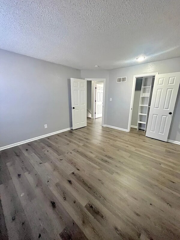 Building Photo - 405 NE Highland Ln