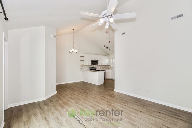 Building Photo - $500 Off 1st Month's Rent - Beautiful Townhome - 2 Br/2 Bath, Pet-Friendly. Just minutes from The...