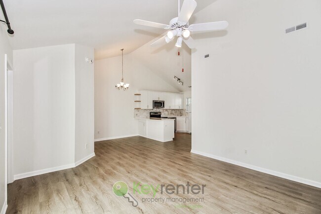Building Photo - Beautiful Townhome - 2 Br/2 Bath, Pet-Friendly. Just minutes from The Pointe in Wilmington!