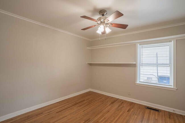 Building Photo - 3 Bed | 2 Bath in Midtown!