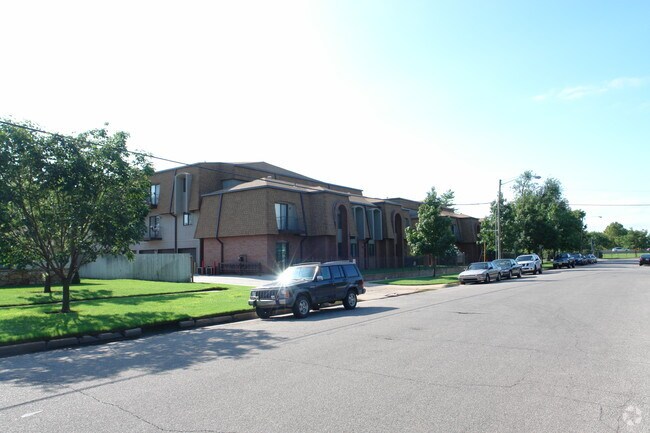 Building Photo - 628 S Hiram St