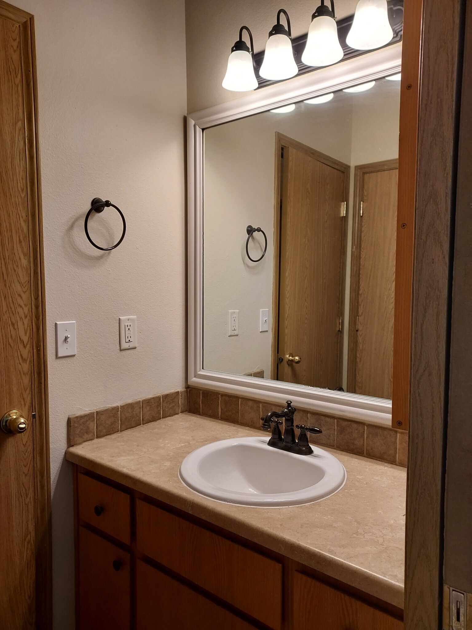 Upper Bath - 7910 SE 67th Ave